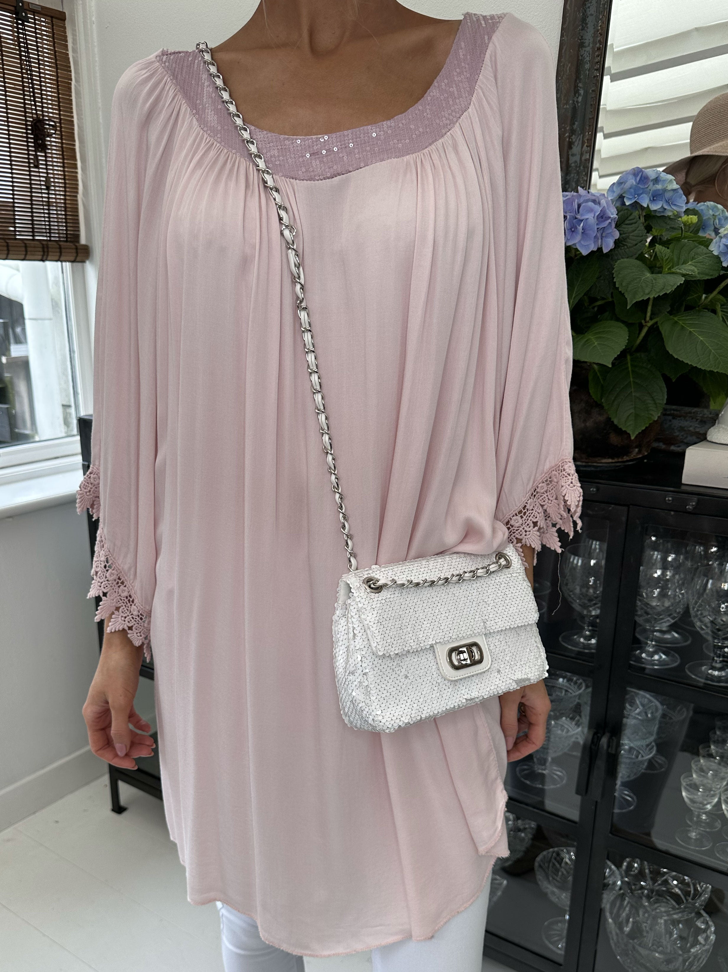 Dolores - Tunikaklänning med paljetter och broderier på ärmen